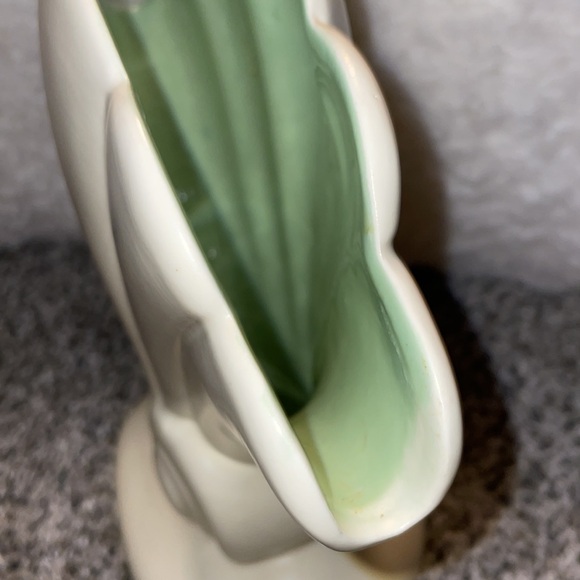 Vintage Red Wing Shell Vase. - Picture 4 of 5